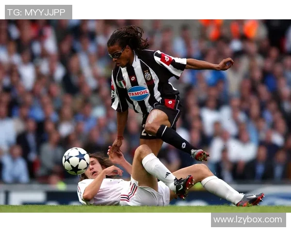 足球明星戴眼镜的独特魅力展现男人风采的时尚瞬间 足球明星戴眼镜的独特魅力展现男人风采的时尚瞬间