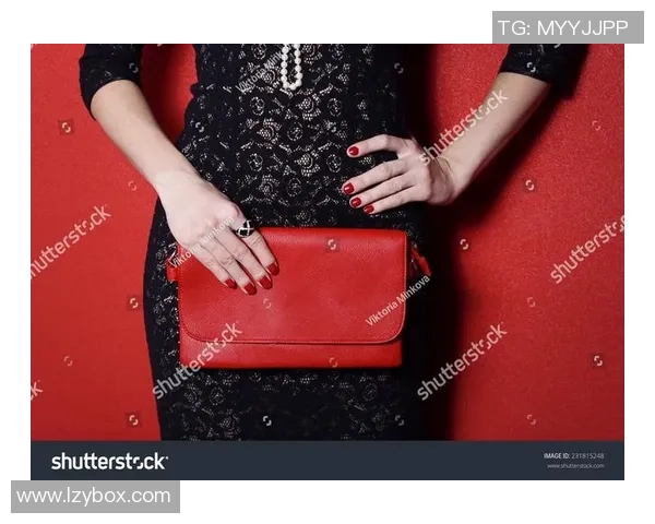 足球明星魅力四射黑色晚礼服展现优雅风范与时尚品味 足球明星魅力四射黑色晚礼服展现优雅风范与时尚品味